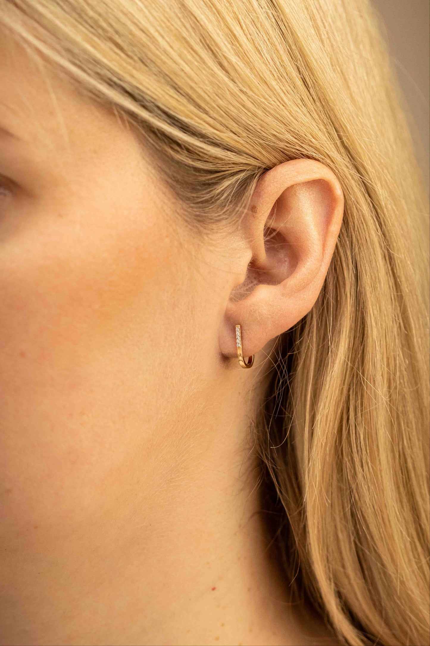 odernus minimalistinis papuošalas iš aukso – švarus ir elegantiškas dizainas