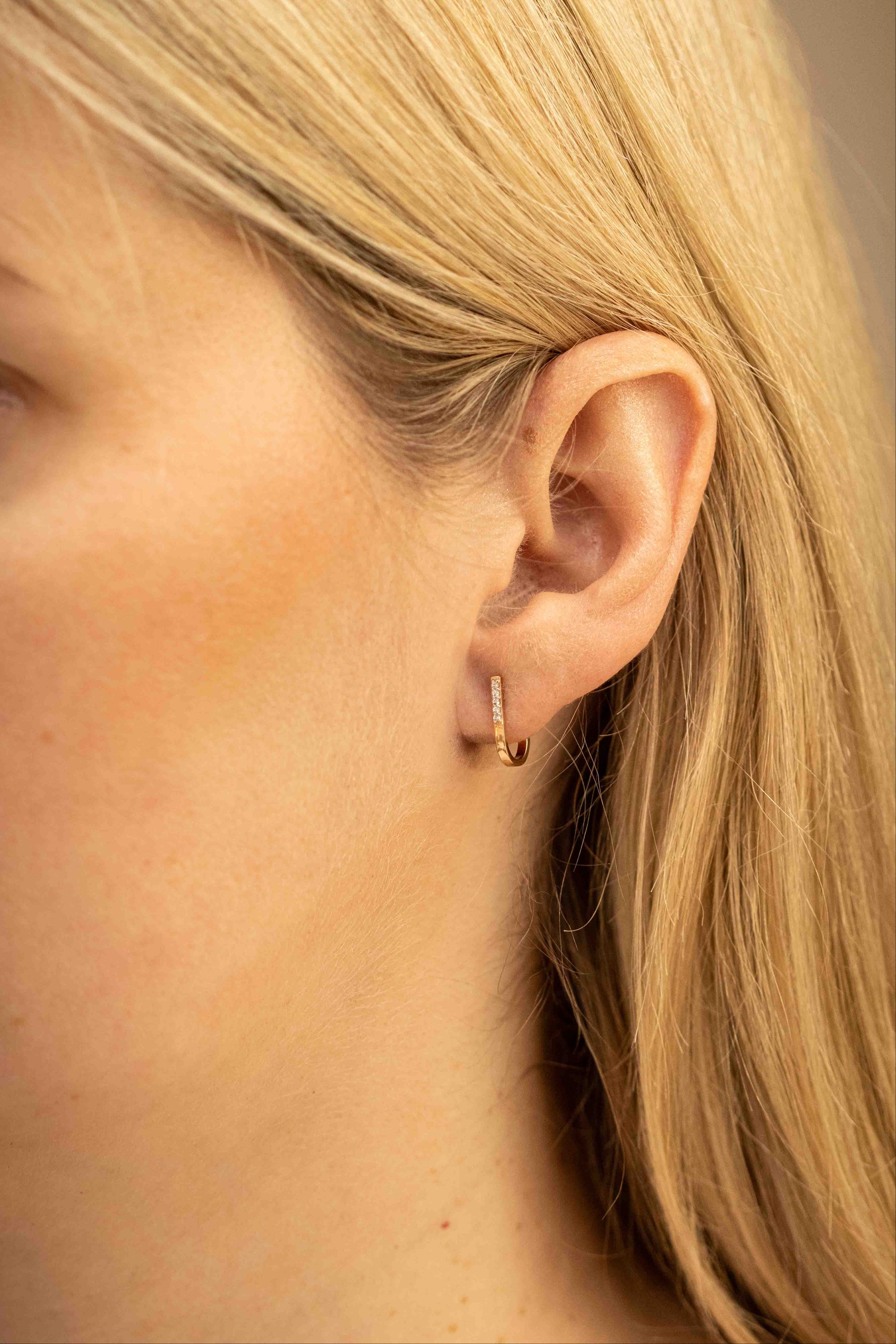 odernus minimalistinis papuošalas iš aukso – švarus ir elegantiškas dizainas