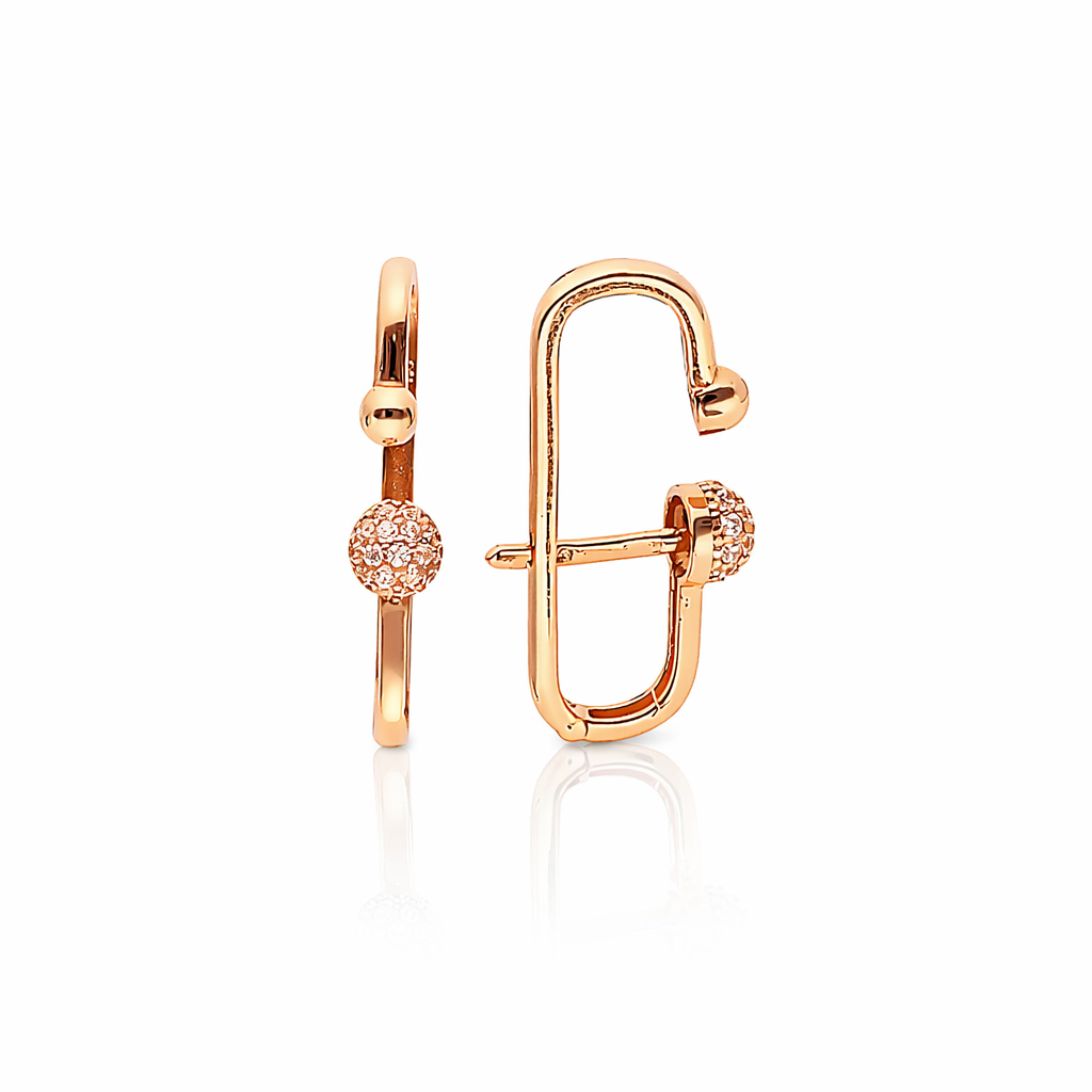 Modernūs rožinio aukso auskarai su cirkoniais ant balto fono
