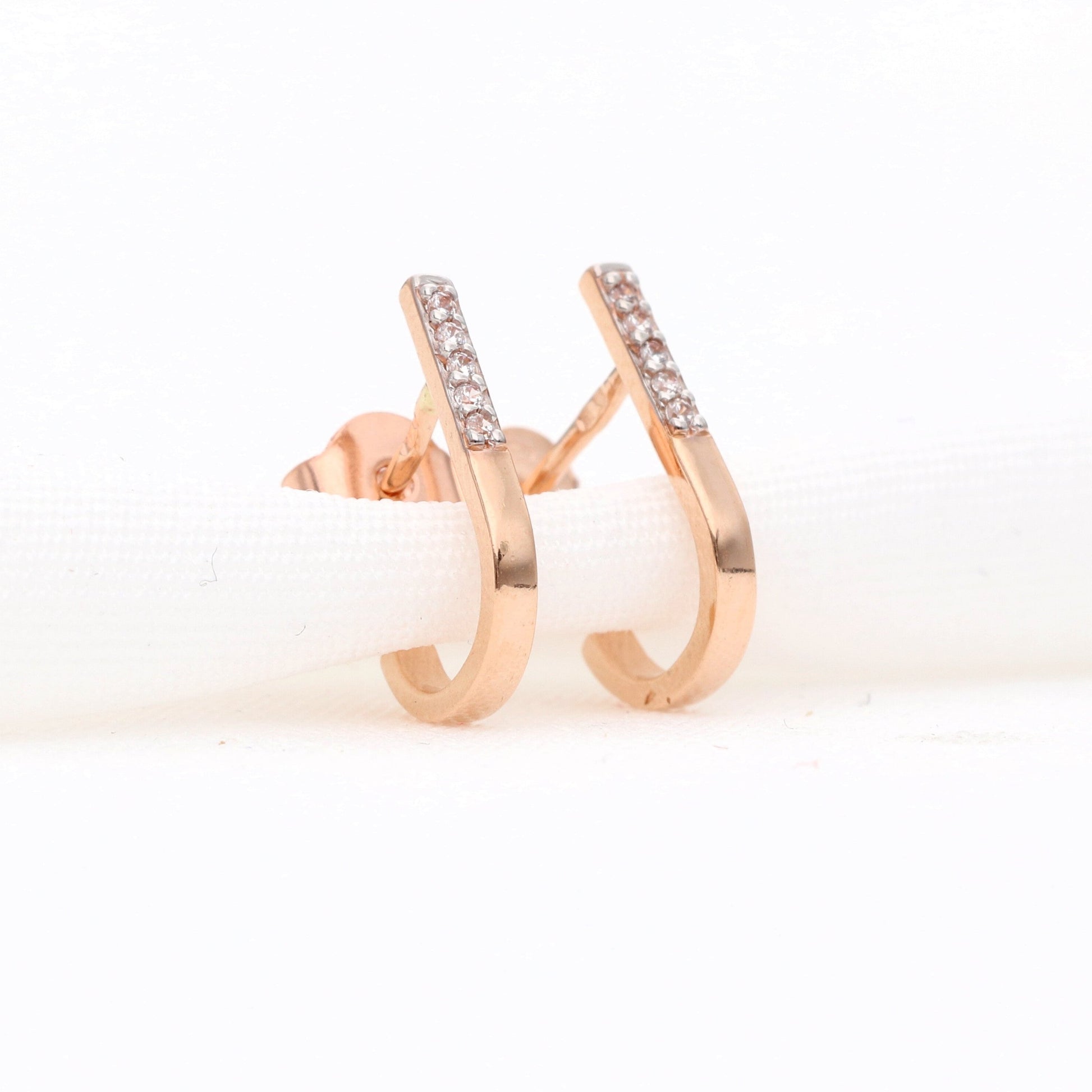 Moteriškas minimalistinis papuošalas iš aukso – subtilus akcentas