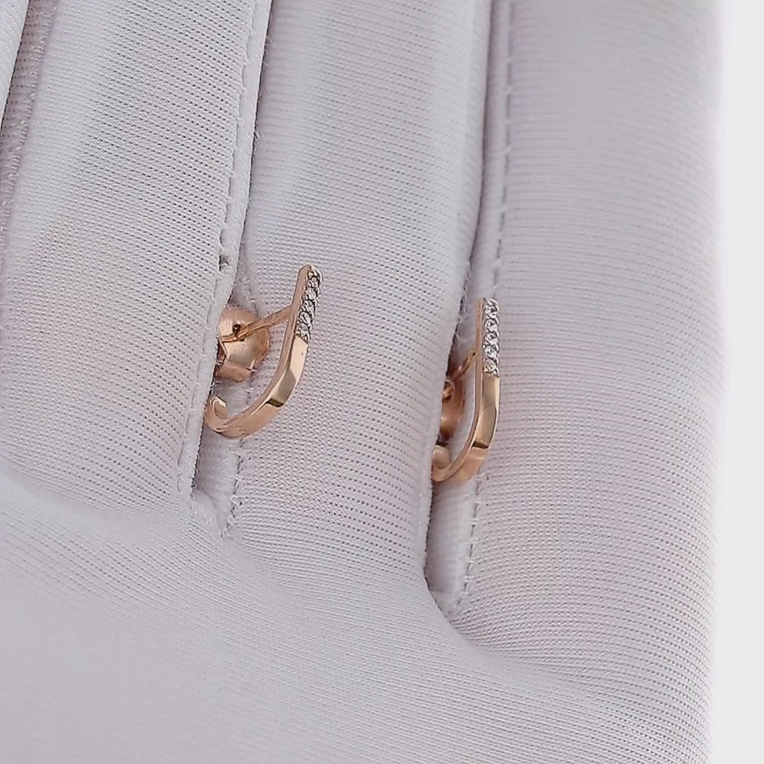 modernus-minimalistinis-auksinis-papuosalas-video