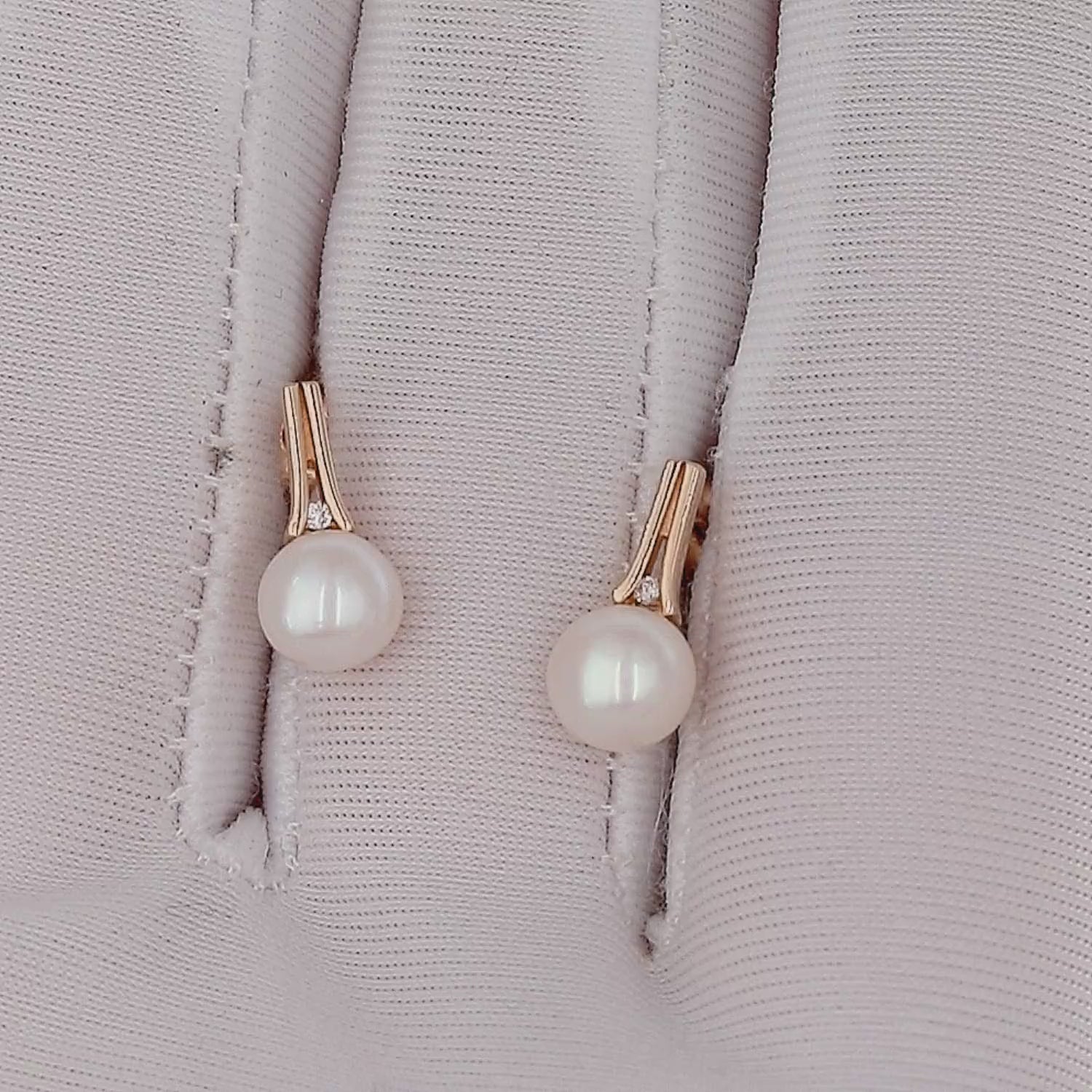 auksiniai-auskarai-su-perlais-video