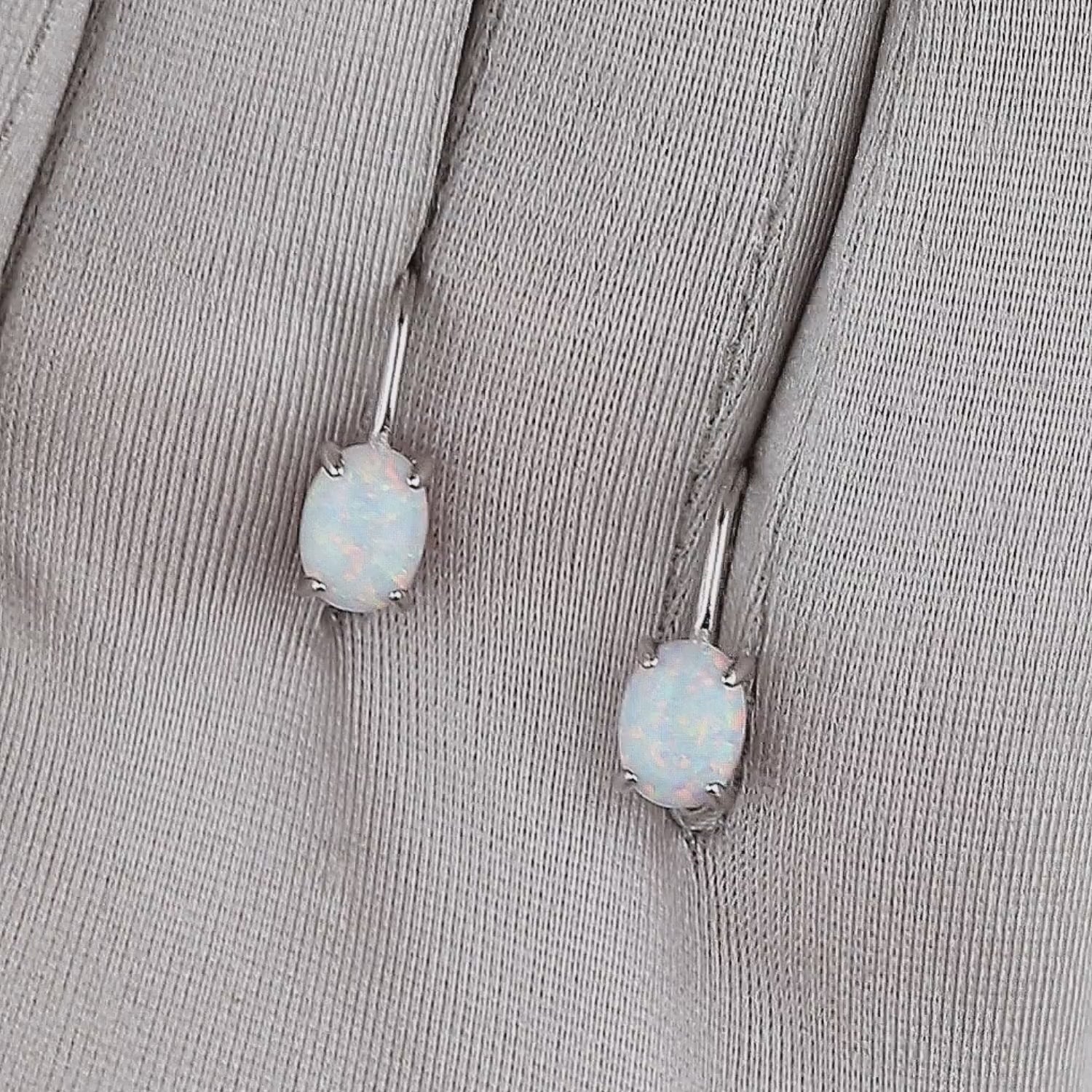 Sintetiniais opalais puošti sidabriniai auskarai