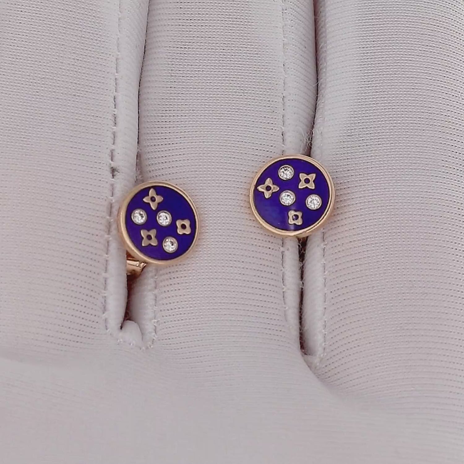 auksiniai-auskarai-su-zvaigzdutemis-melyna-emale-video