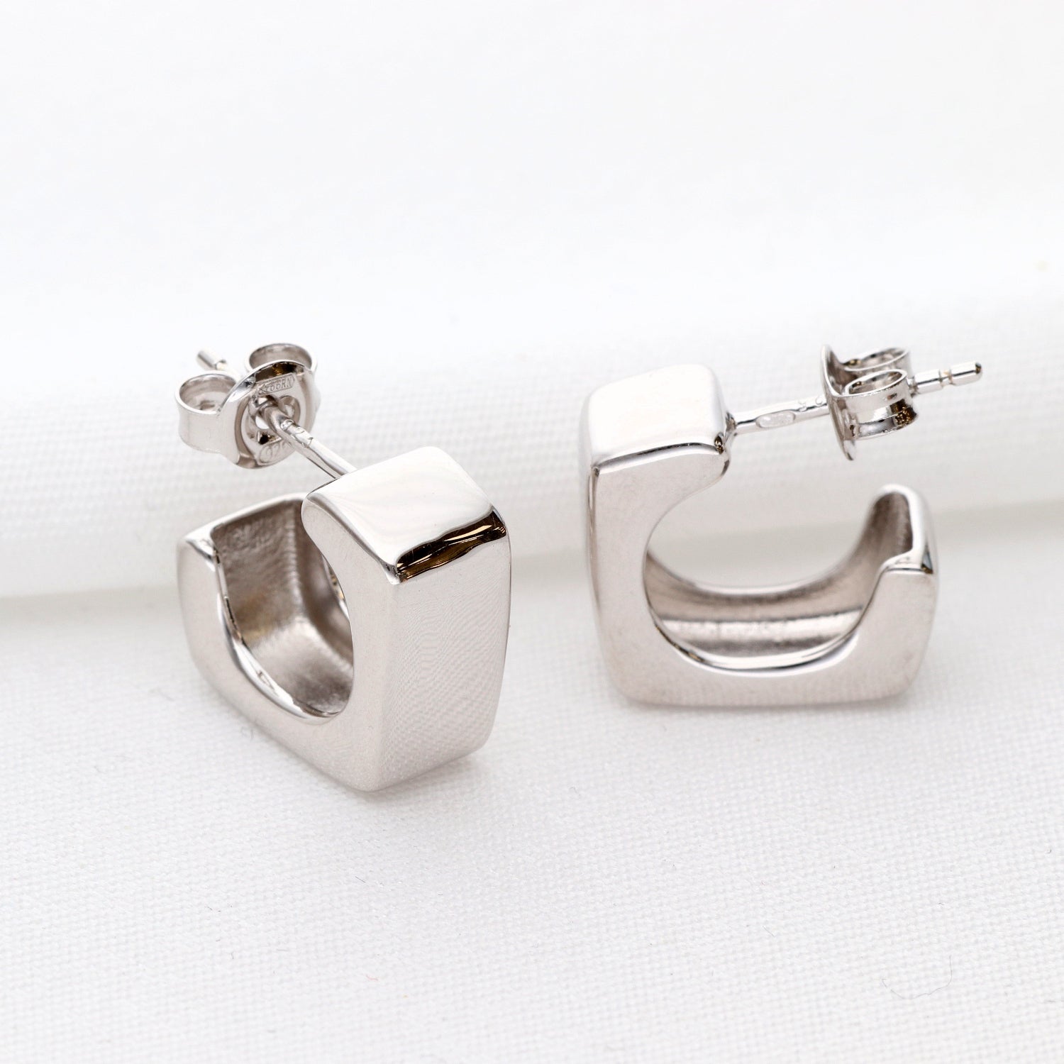 Minimalistiniai moteriški sidabriniai auskarai