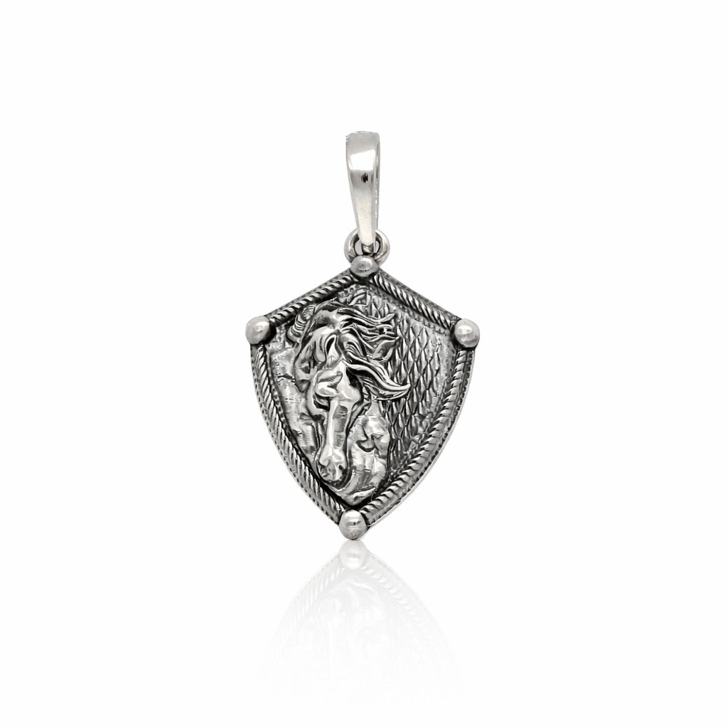 Sidabrinis zirgas su skydu pakabutis