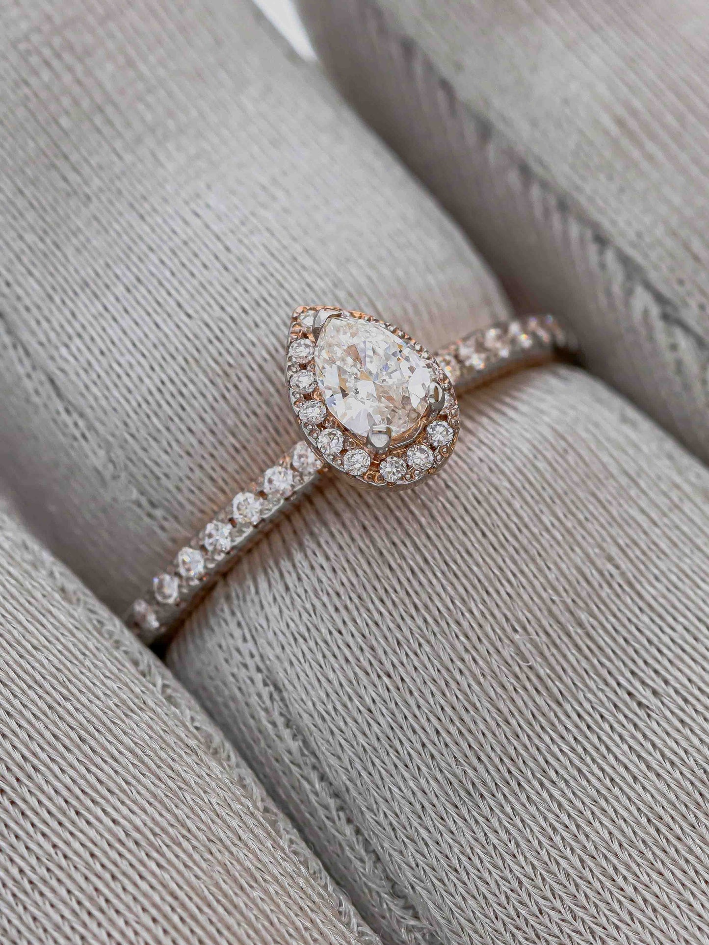 Sužadėtuvių žiedas su deimantais