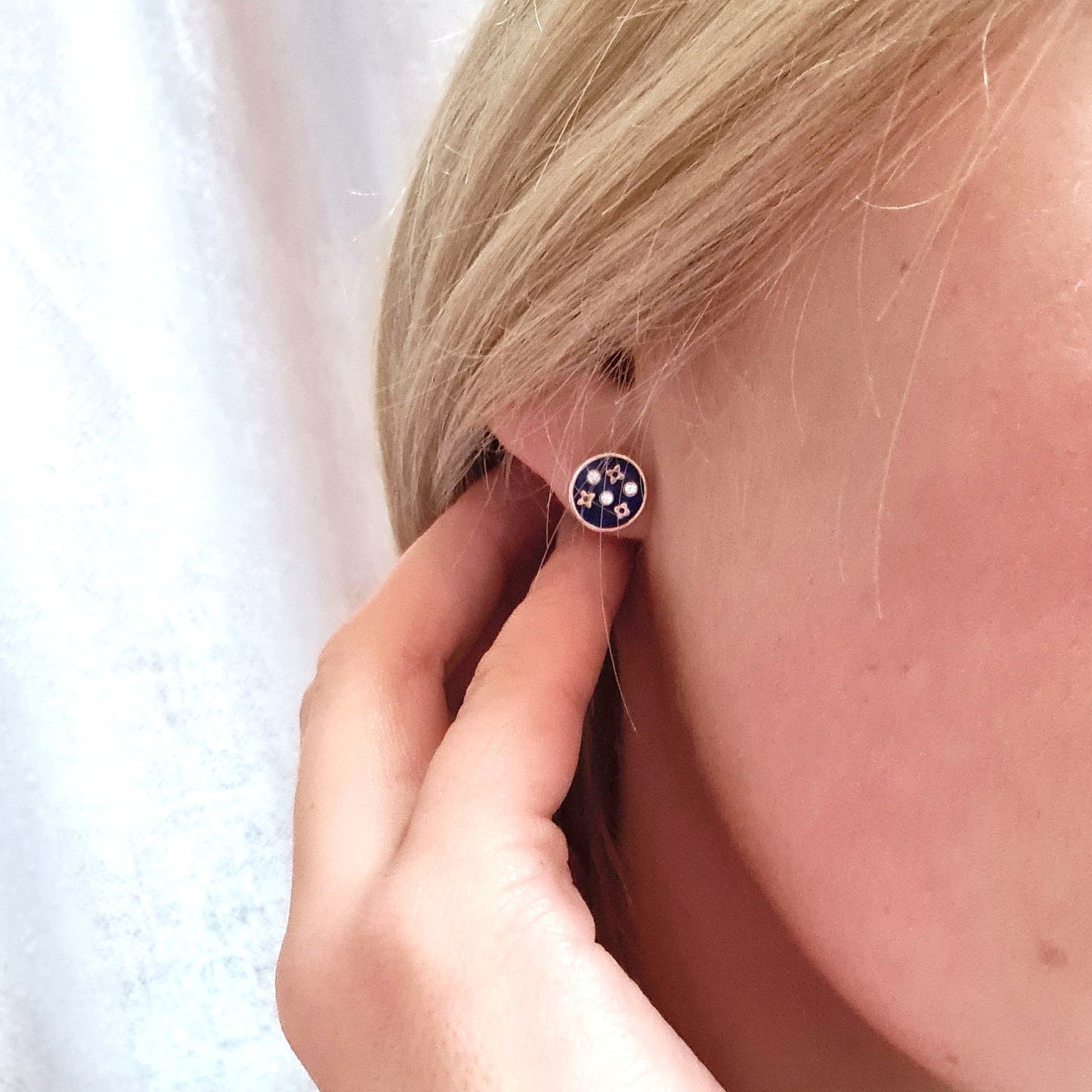 585 prabos auksiniai auskarai su mėlyna emale ir žvaigždute – detalus vaizdas