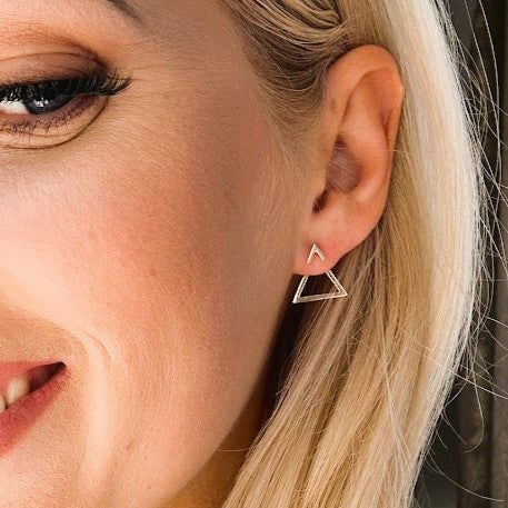 Minimalistiniai auksiniai auskarai